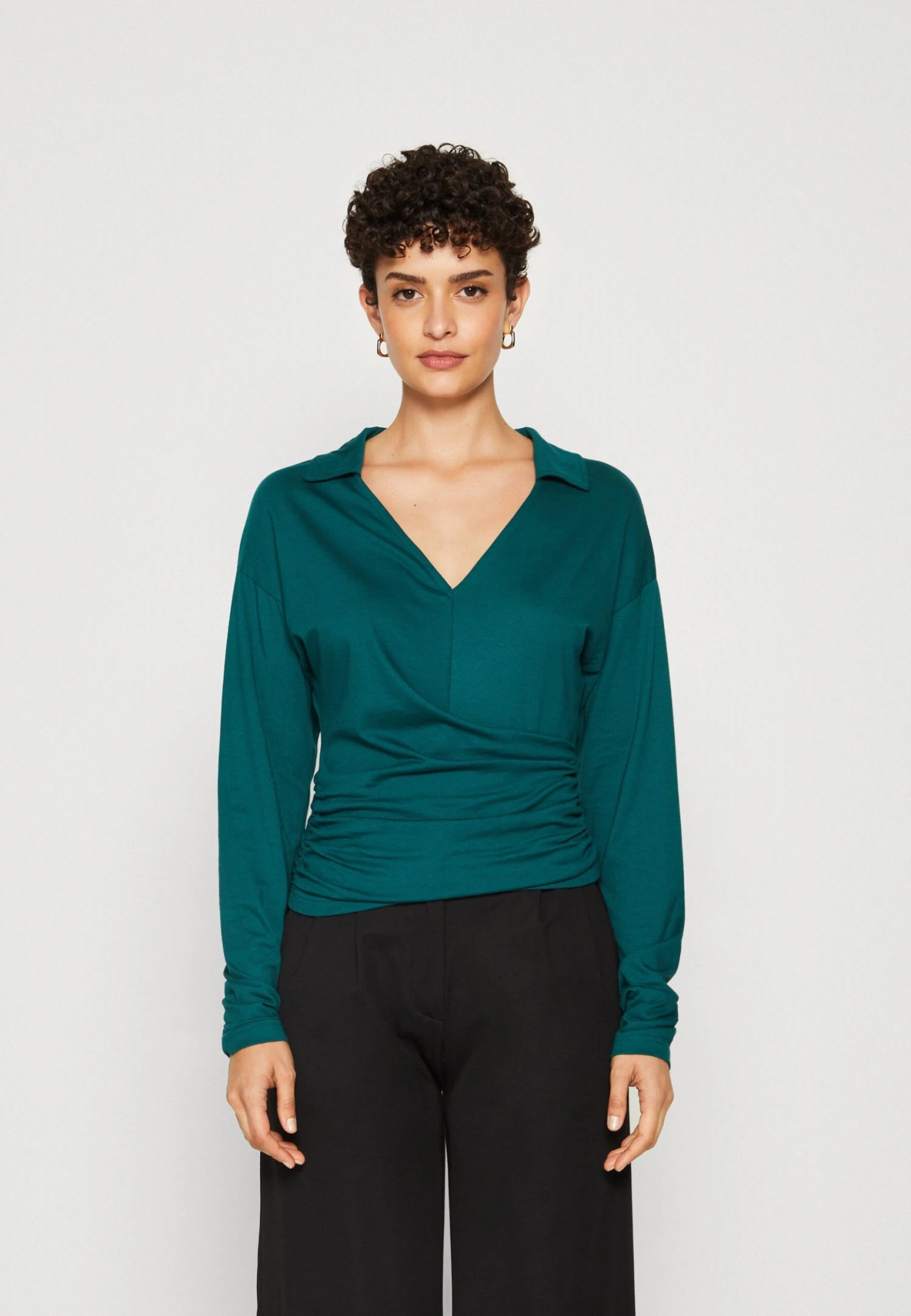 Anna Field Long Sleeve Wrap Blouse With Collar Maglietta A Manica LungaDark Green Donna T-shirt E Top AN621D1A8-M11 5 Anna Field Long Sleeve Wrap Blouse With Collar Maglietta A Manica LungaDark Green Donna T-shirt E Top AN621D1A8-M11 - immagine 3
