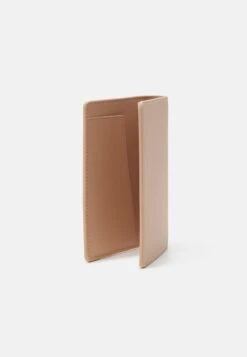 Anna Field Passport Case And Luggage Tag SetCustodia Per PassaportoPink Donna Portafogli E Portachiavi AN651F04H-J11 -Anna Field d079b8e17ea5479bb64b5ac0db05ed70