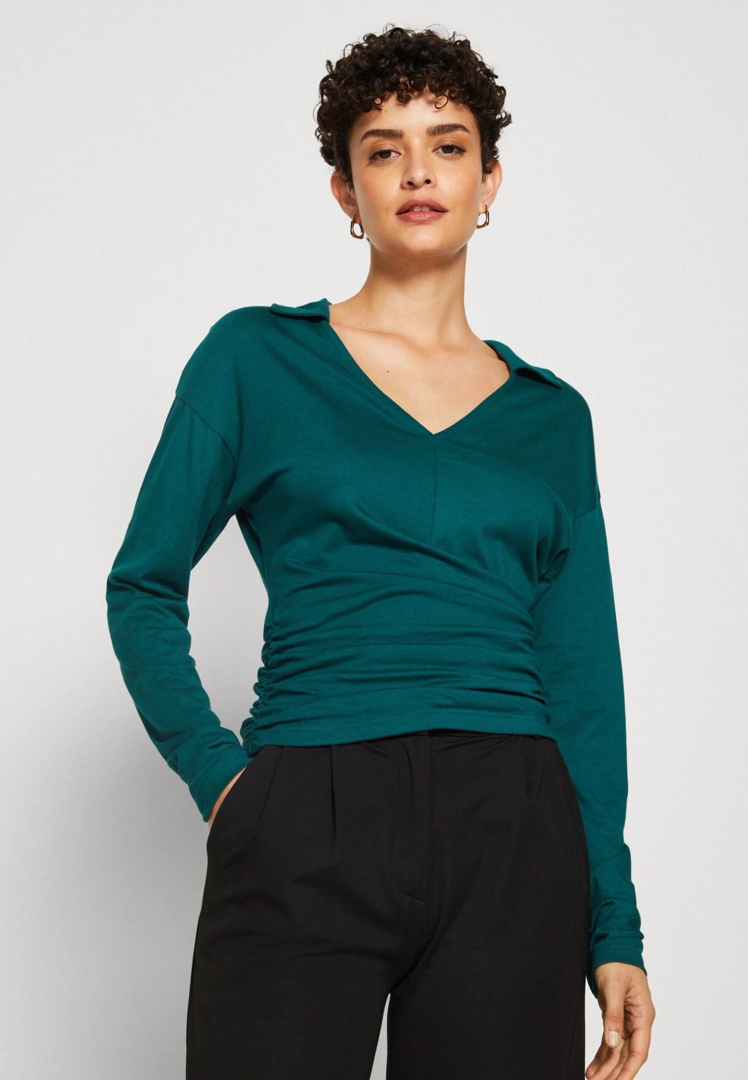 Anna Field Long Sleeve Wrap Blouse With Collar Maglietta A Manica LungaDark Green Donna T-shirt E Top AN621D1A8-M11 8 Anna Field Long Sleeve Wrap Blouse With Collar Maglietta A Manica LungaDark Green Donna T-shirt E Top AN621D1A8-M11 - immagine 6